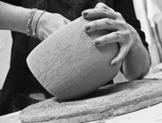 cours de céramique de annie metzger. elève réalisant un bol