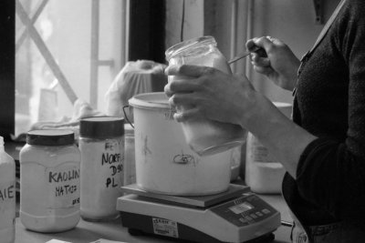 cours de céramique de annie metzger - atelier terre de lune - tournage du grès